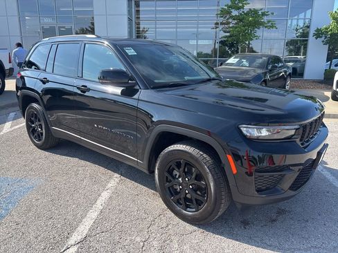 Used 2025 Jeep Grand Cherokee Altitude AWD/4WD image 34