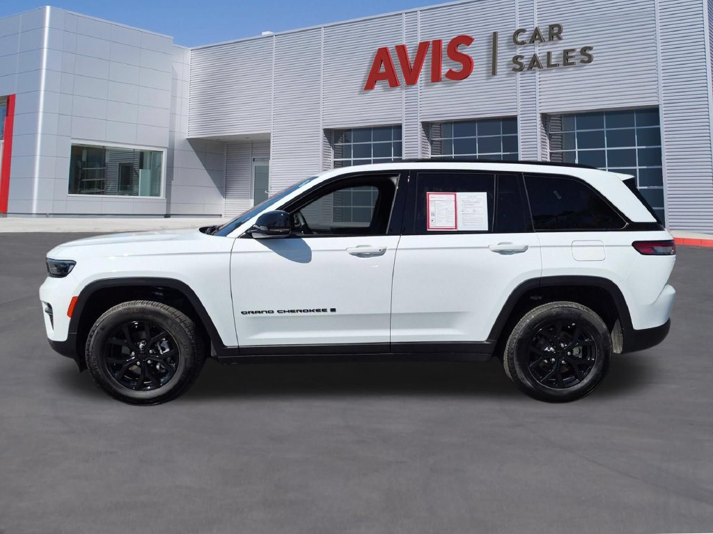 Used 2025 Jeep Grand Cherokee Altitude AWD/4WD image 10