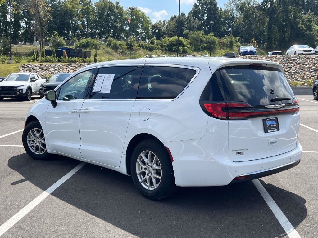 Used 2024 Chrysler Pacifica Touring-L FWD image 5