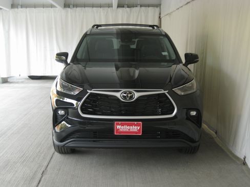 Used 2023 Toyota Highlander XLE image 4