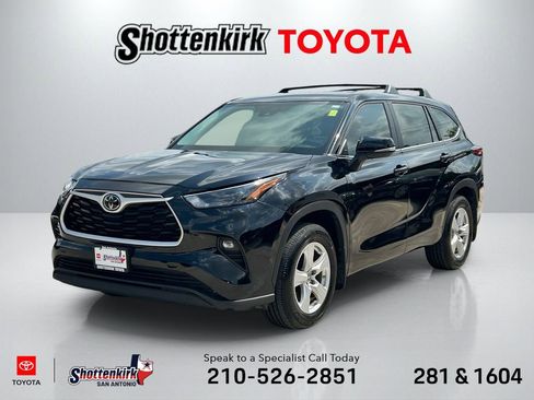 Used 2023 Toyota Highlander LE AWD/4WD image 1