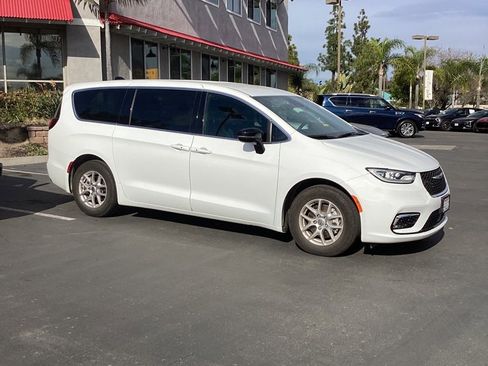 Used 2025 Chrysler Pacifica Select image 4