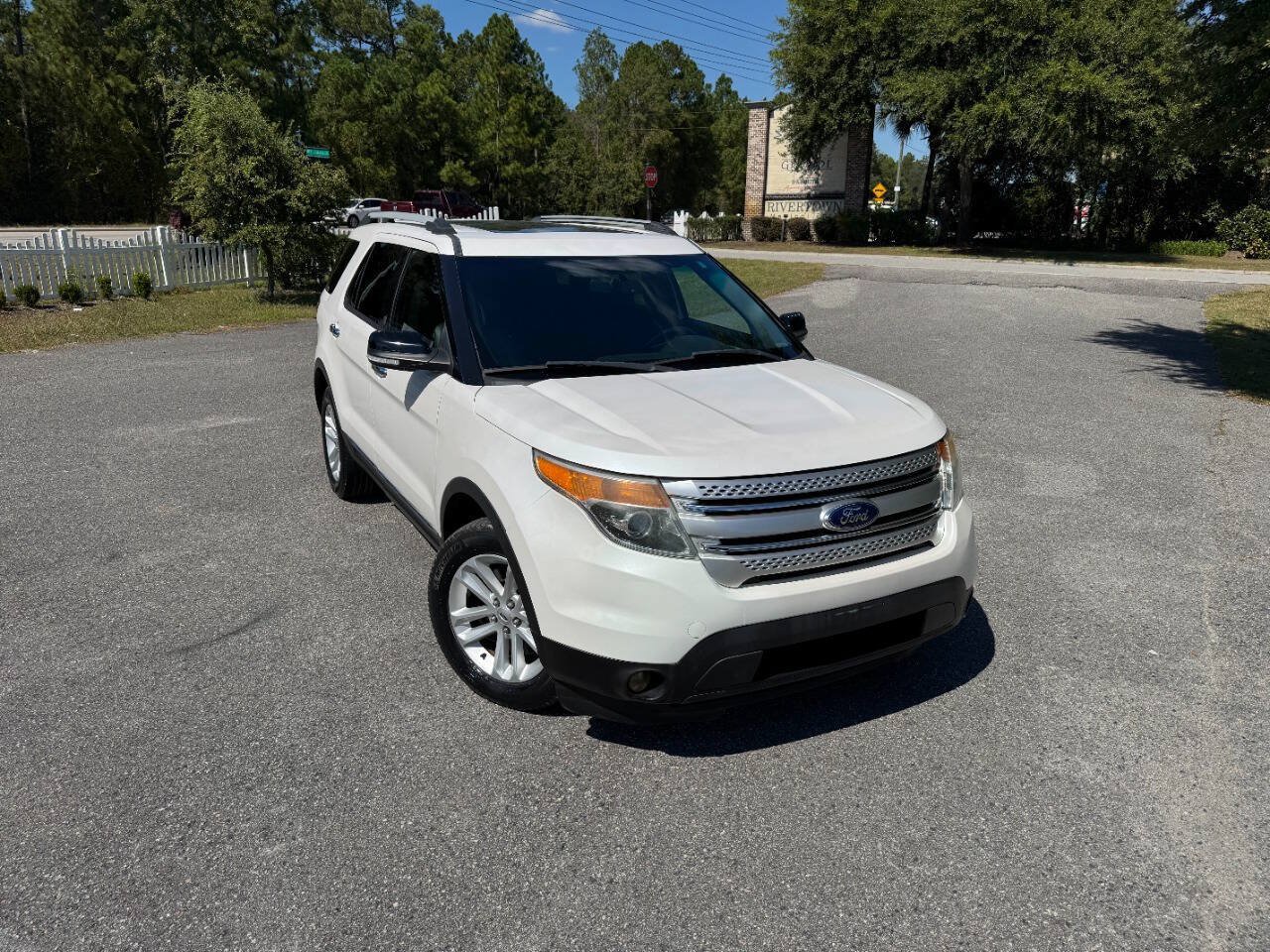 Used 2014 Ford Explorer XLT w/ Equipment Group 202A AWD/4WD image 40