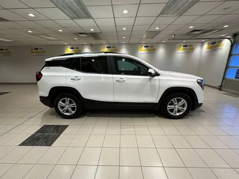 Used 2024 GMC Terrain SLE w/ Driver Convenience Package image 3