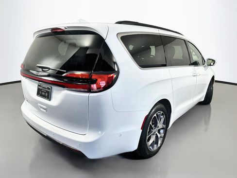 Used 2022 Chrysler Pacifica Touring-L w/ Uconnect Theater Family Group FWD image 7