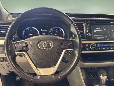 Used 2019 Toyota Highlander XLE AWD/4WD image 24