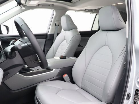 Used 2024 Toyota Highlander XLE image 10