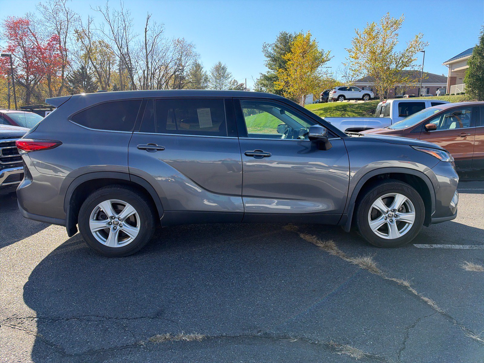 Used 2021 Toyota Highlander LE AWD/4WD image 4