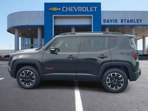 Used 2023 Jeep Renegade Latitude AWD/4WD image 5
