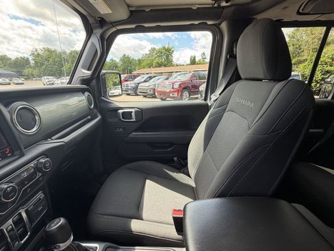Used 2019 Jeep Wrangler Unlimited Sahara AWD/4WD image 22