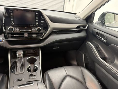 Used 2022 Toyota Highlander XLE FWD image 27