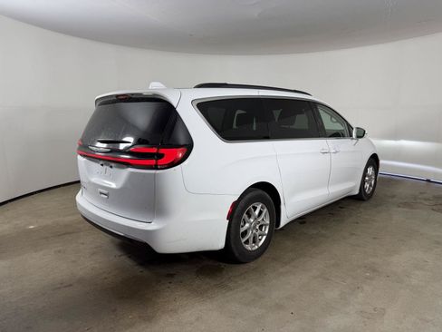 Used 2022 Chrysler Pacifica Touring-L FWD image 7