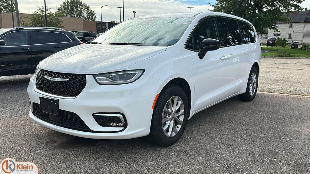 Used 2025 Chrysler Pacifica Select AWD/4WD image 1