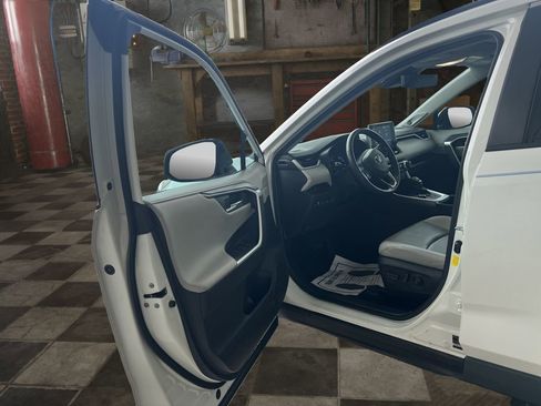 Used 2022 Toyota RAV4 Limited image 17