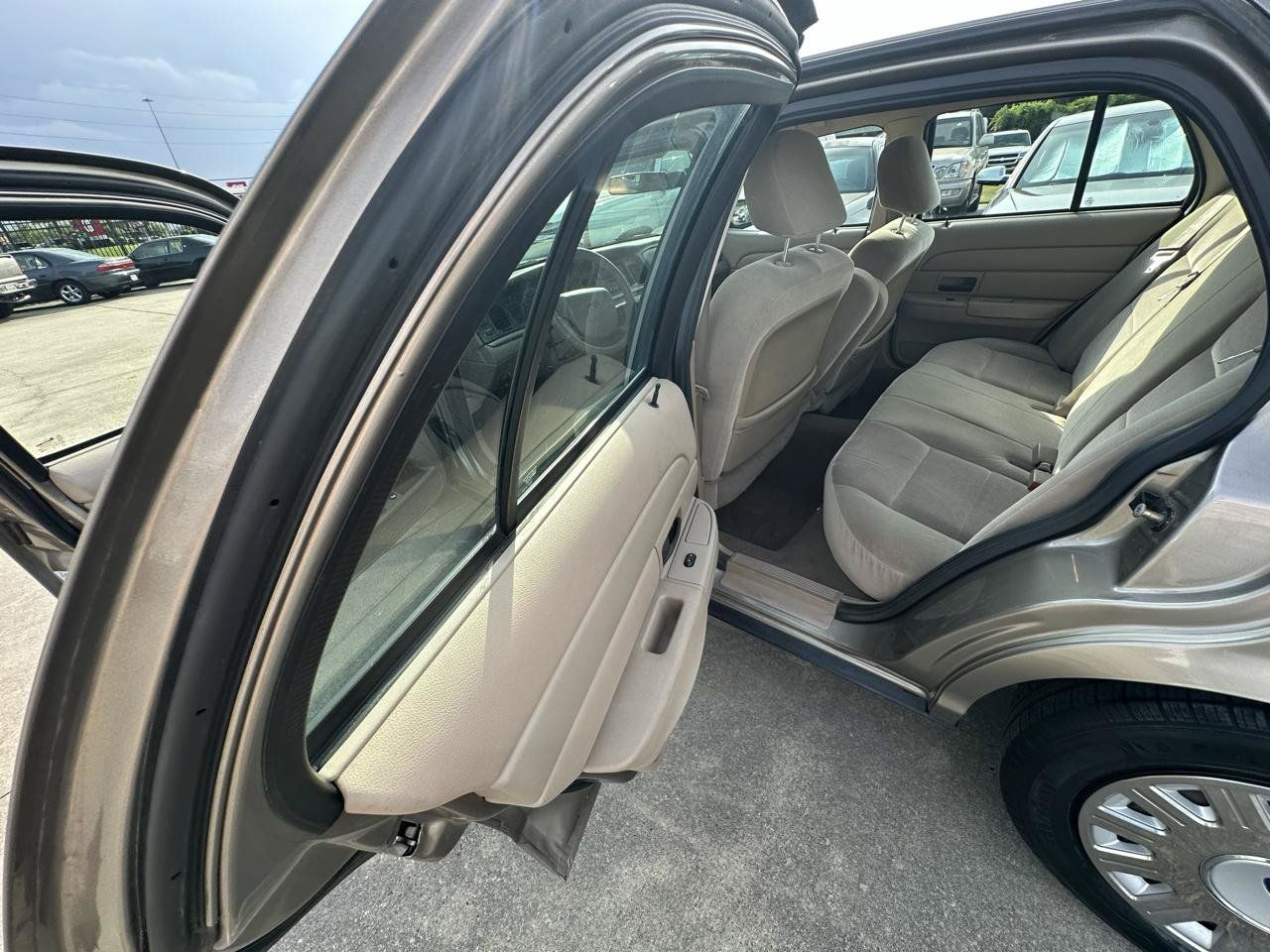 Used 2005 Ford Crown Victoria RWD image 16