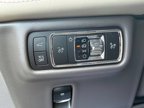 Used 2023 Lincoln Nautilus FWD w/ Premium Package image 20