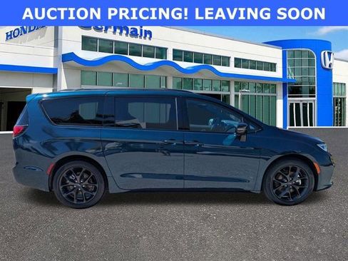 Used 2025 Chrysler Pacifica Limited FWD image 4