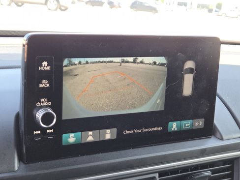Used 2025 Honda Pilot Touring image 7