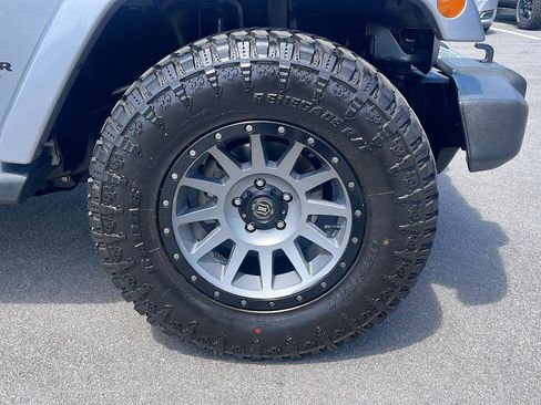 Used 2013 Jeep Wrangler Unlimited Sahara w/ Connectivity Group AWD/4WD image 9