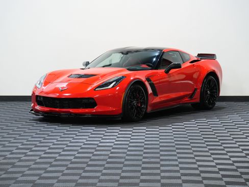 Used 2015 Chevrolet Corvette Z06 w/ 3LZ Preferred Equipment Group RWD image 3
