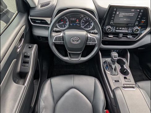 Used 2022 Toyota Highlander XLE image 8