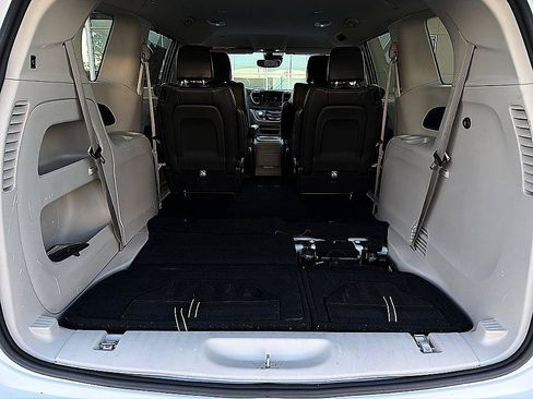 Used 2023 Chrysler Pacifica Touring-L FWD image 26