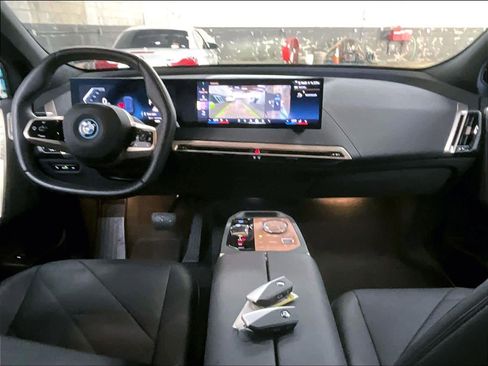 Used 2025 BMW iX xDrive50 w/ Premium Package AWD/4WD image 17