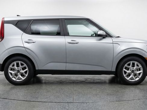 Used 2025 Kia Soul FWD image 11