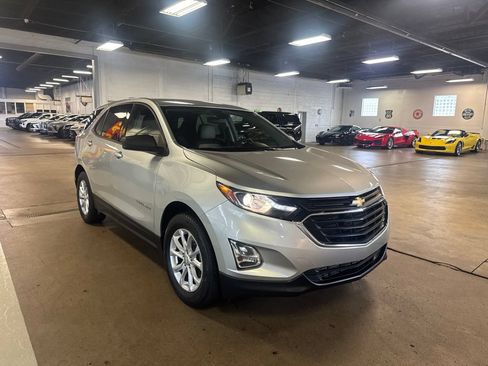 Used 2019 Chevrolet Equinox LS w/ LS Convenience Package FWD image 4