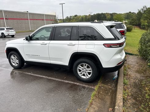 Used 2024 Jeep Grand Cherokee Laredo image 4