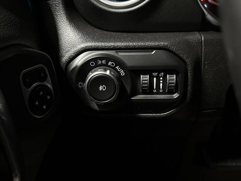Used 2020 Jeep Wrangler Unlimited Sahara w/ Dual Top Group AWD/4WD image 18