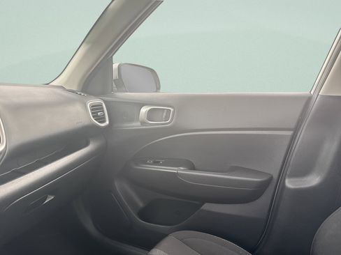 Used 2025 Hyundai Venue SEL FWD image 18