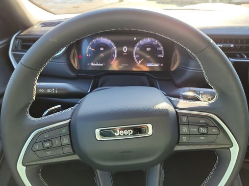 Used 2024 Jeep Grand Cherokee Laredo X image 10