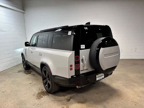 New 2026 Land Rover Defender 130 X-Dynamic SE image 9