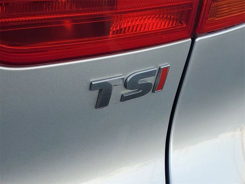 Used 2017 Volkswagen Tiguan S image 8