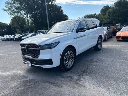 Used 2025 Lincoln Navigator Reserve AWD/4WD image 7