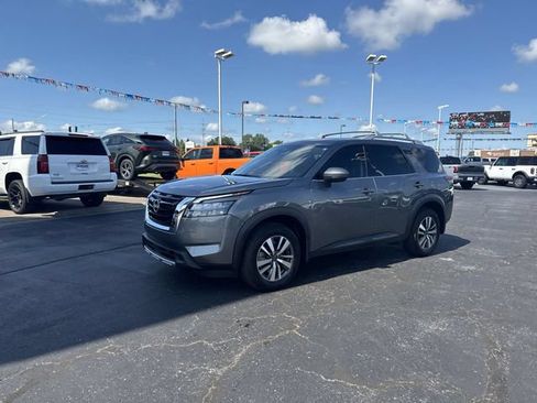 Used 2025 Nissan Pathfinder SL FWD image 2