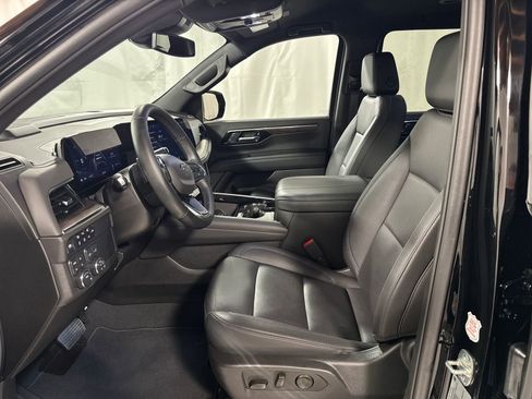 Used 2025 Chevrolet Suburban Z71 AWD/4WD image 3