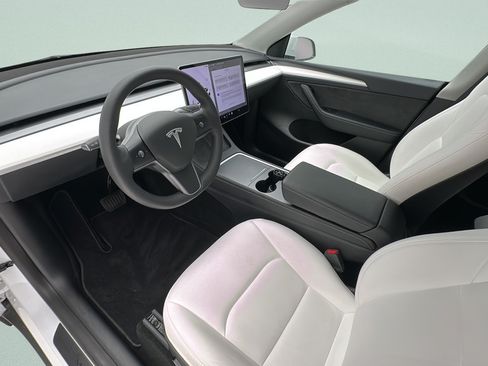 Used 2023 Tesla Model Y AWD image 12