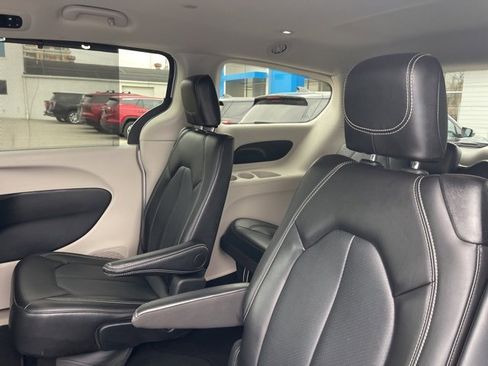 Used 2024 Chrysler Pacifica Touring-L image 18