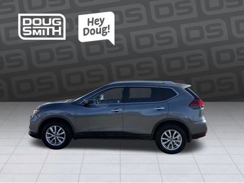 Used 2017 Nissan Rogue SV image 2