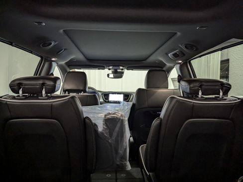 New 2026 Chrysler Pacifica Limited w/ Trailer Tow Group image 11