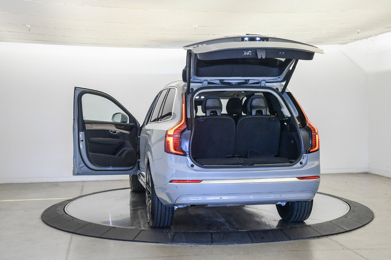 Certified 2026 Volvo XC90 B6 Plus AWD/4WD image 28