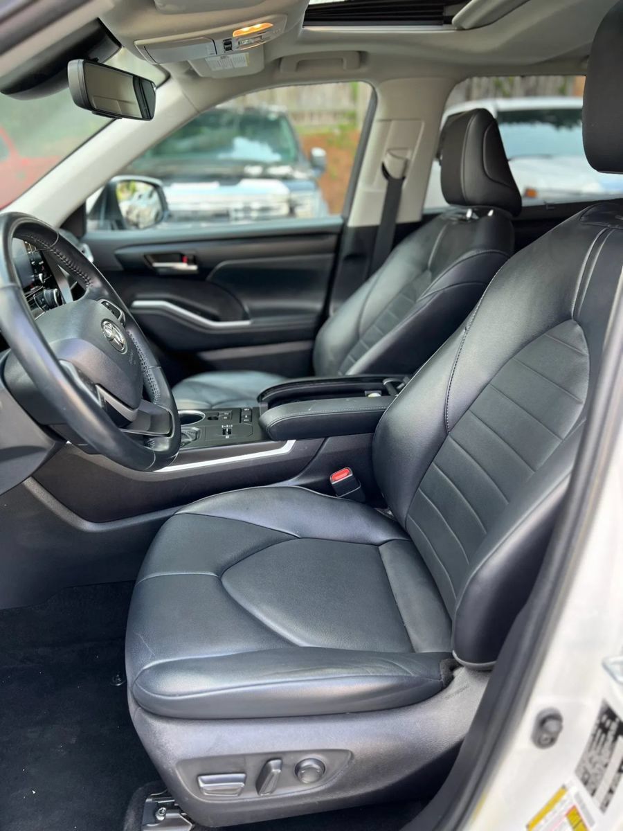 Used 2022 Toyota Highlander XLE FWD image 14