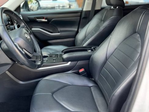 Used 2022 Toyota Highlander XLE FWD image 14