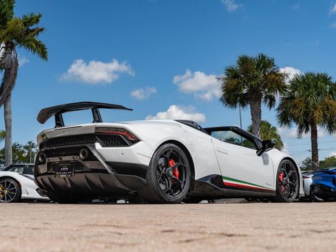 Used 2018 Lamborghini Huracan Performante image 14