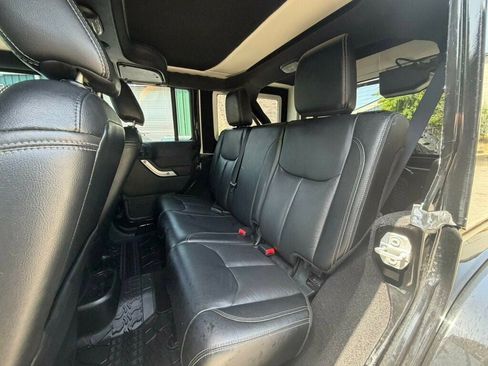 Used 2017 Jeep Wrangler Unlimited Sahara w/ Max Tow Package AWD/4WD image 13