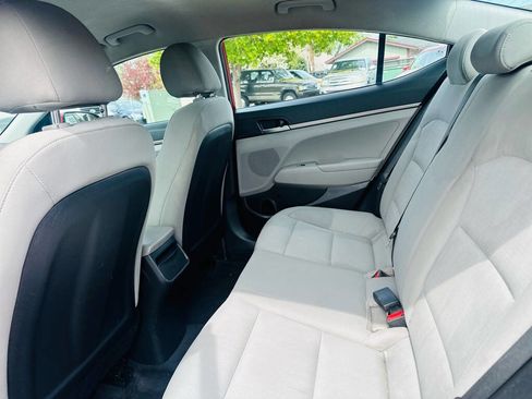 Used 2017 Hyundai Elantra SE image 12