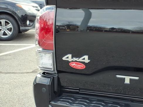 Used 2021 Toyota Tacoma Limited image 11
