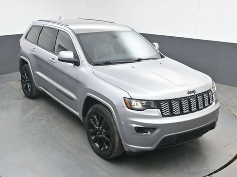 Used 2019 Jeep Grand Cherokee Altitude AWD/4WD image 13
